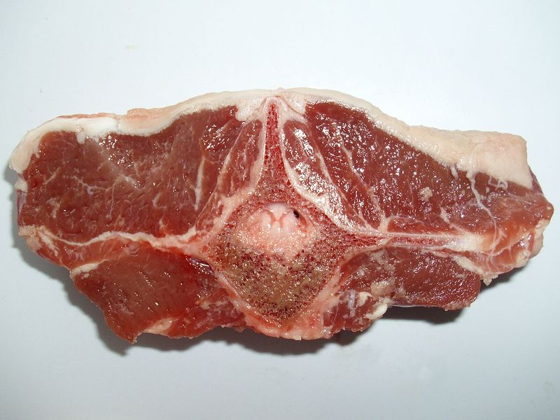 Un collier d'agneau cru.