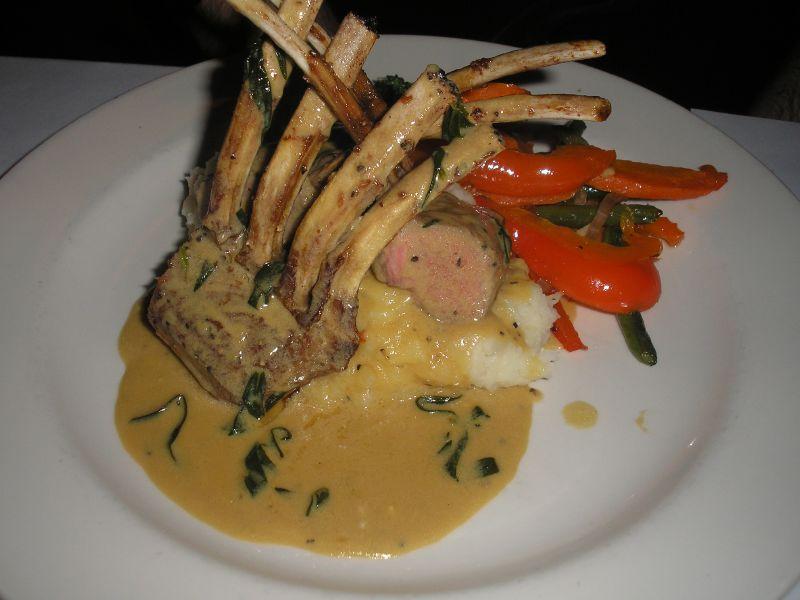 Photo de côtes ou côtelettes d'agneau grillées/poêlée, aliment moyen).