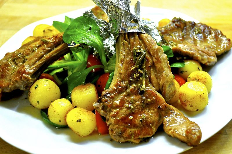 Photo de côtelette d' agneau grillée, accompagnée de légumes
