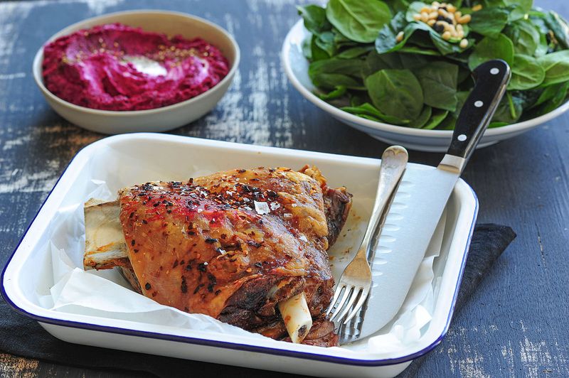 Photo d'épaule d'agneau maigre, rôtie accompagnée de salade et de sauce