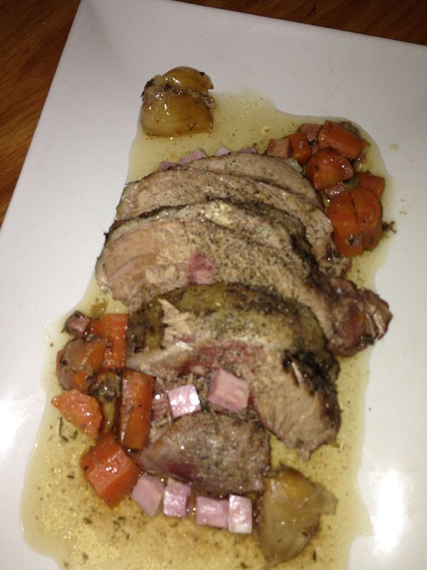 Photo de gigot d'agneau  rôti en tranches avec des carottes et des dés de jambon