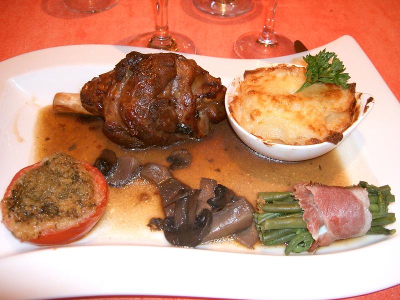 Photo de viande cuite d'agneau et ses légumes (aliment moyen).
