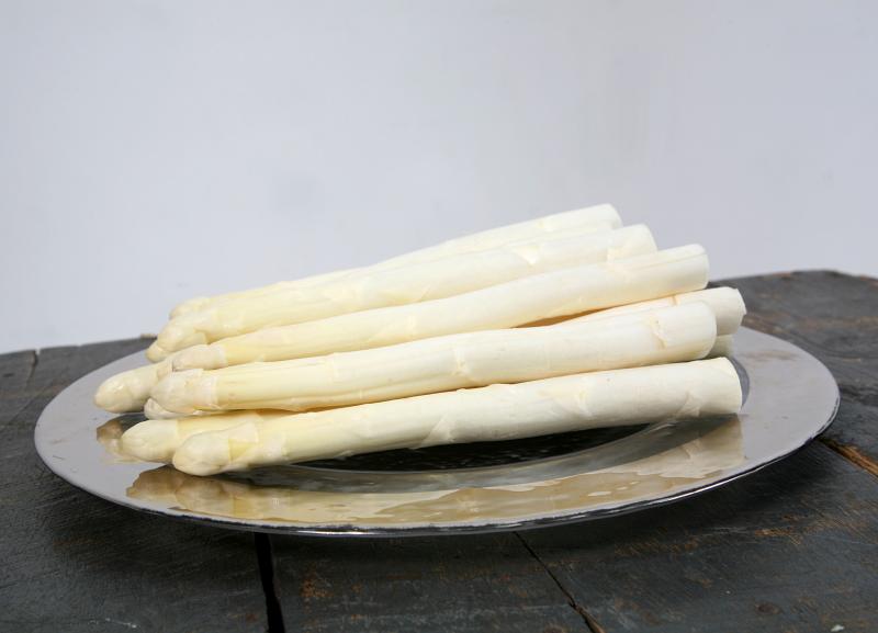 Photo d'asperges, pelées, crues.