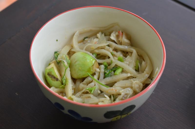 Photo d'un bol de salade de pousses de bambou, appertisées, égouttées.