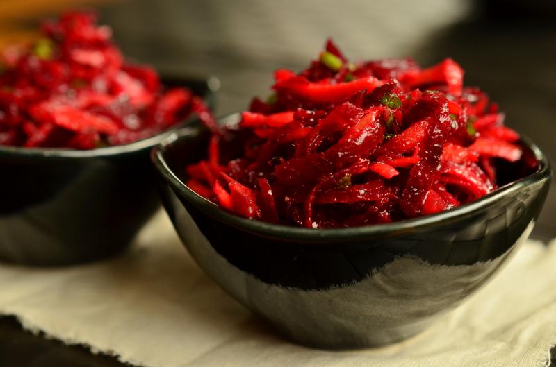 Photo d'une salade de betteraves rouges, cuites.