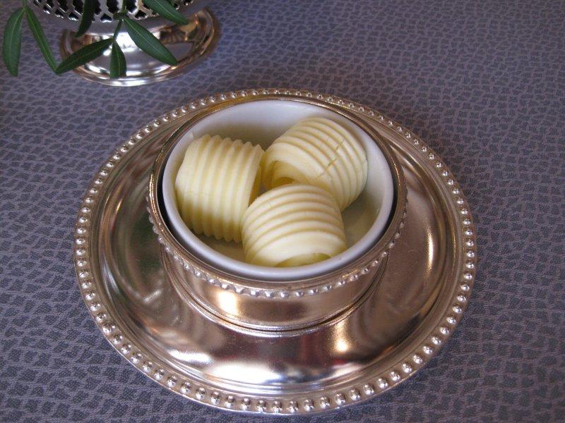 Photo de morceaux de beurre à 80% MG, salé.