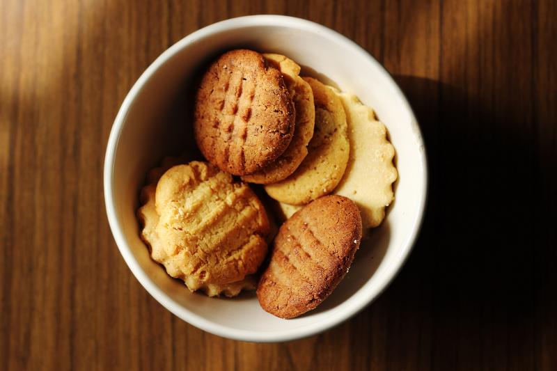 Photo d'un bol de biscuits secs au beurre, sablés, galettes ou palets.