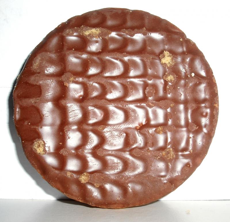 Photo d'un biscuit sec chocolaté, préemballé.