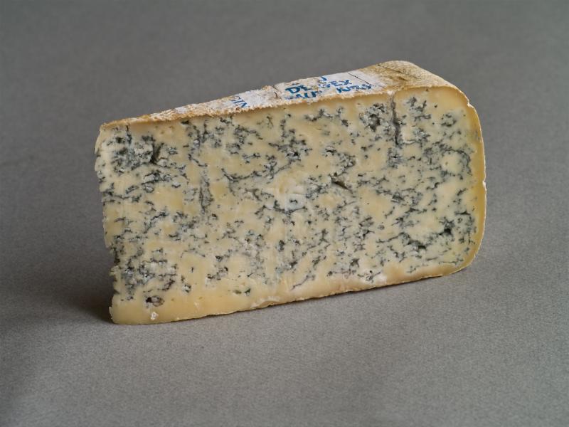 Photo d'une tranche de bleu de Gex ou Fromage bleu du Haut-jura ou Bleu de septmoncel (AOC).