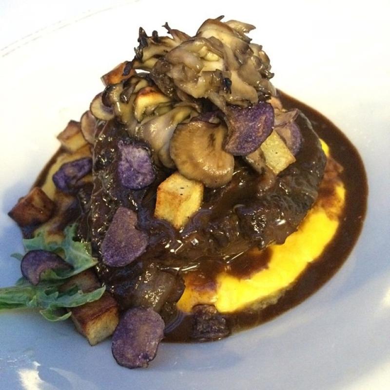 Photo d'un plat de joue de boeuf, braisée ou bouilli.