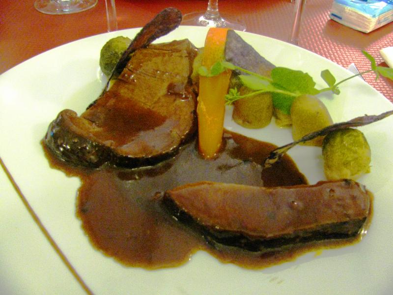 Photo d'une assiette de paleron de boeuf, braisé ou bouilli.
