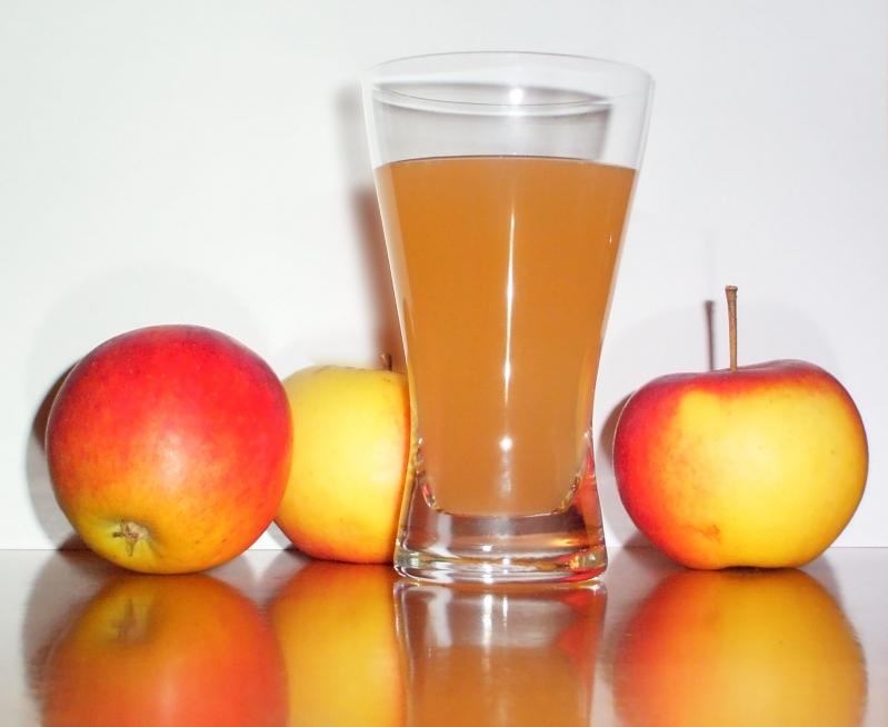 Boisson plate aux fruits (à moins de 10% de jus), sucrée.
