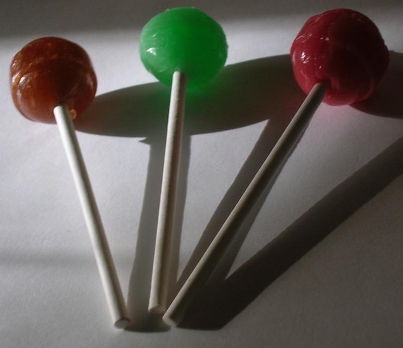 Photo de bonbons durs et sucettes.
