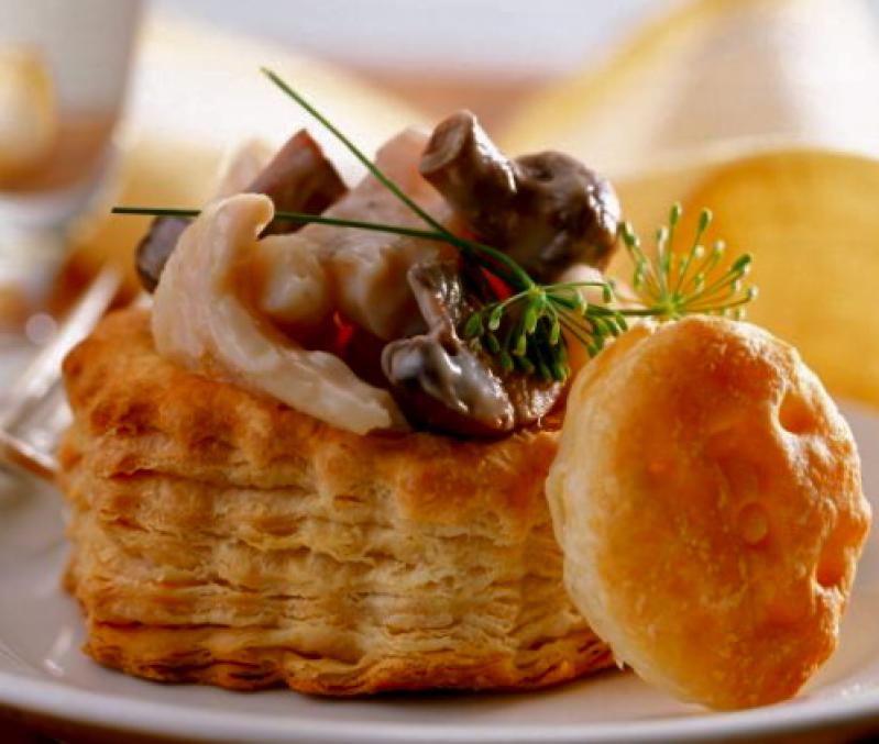 Bouchée à la reine, à la viande/volaille/quenelle.