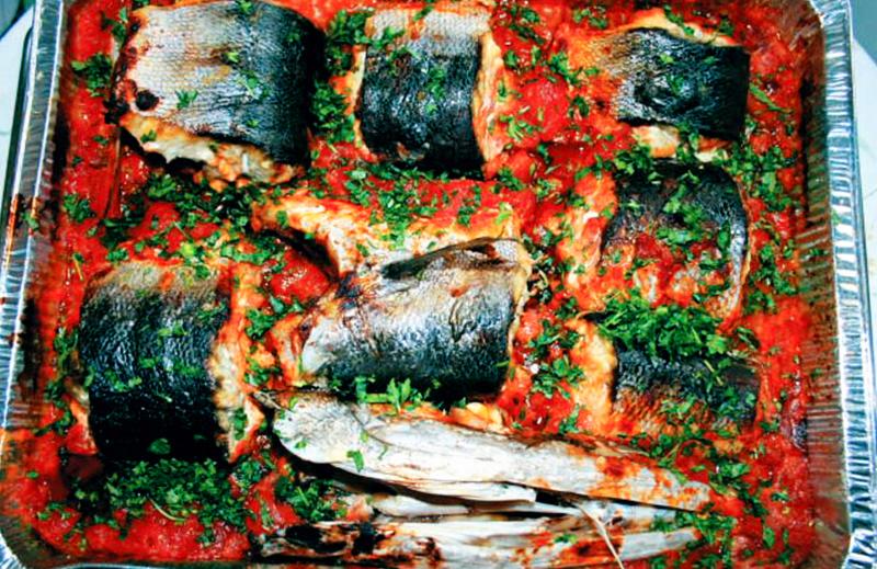 Photo d'un plat de brochet, cuit au four.