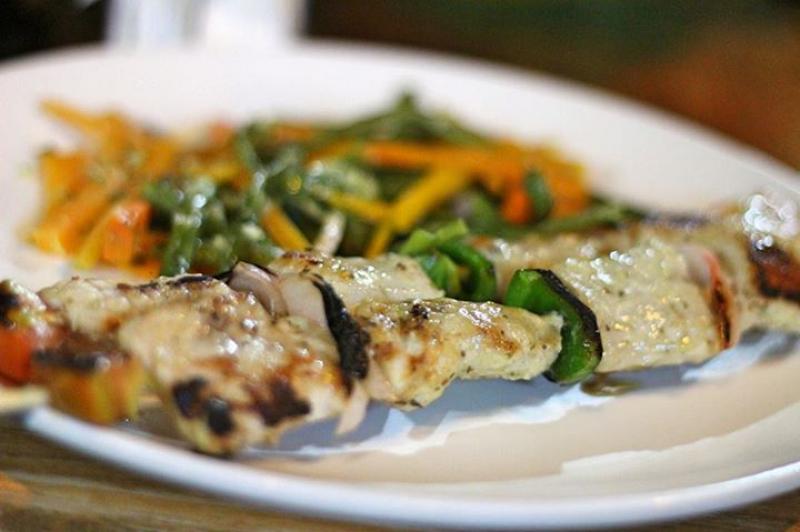 Photo d'une assiette de brochettes de poissons.