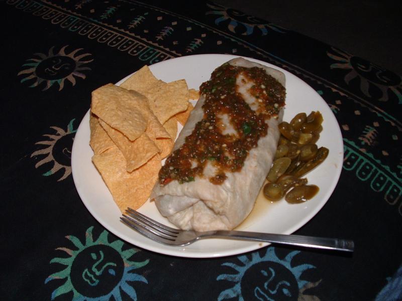 Photo d'une assiette de burrito avec des légumes.