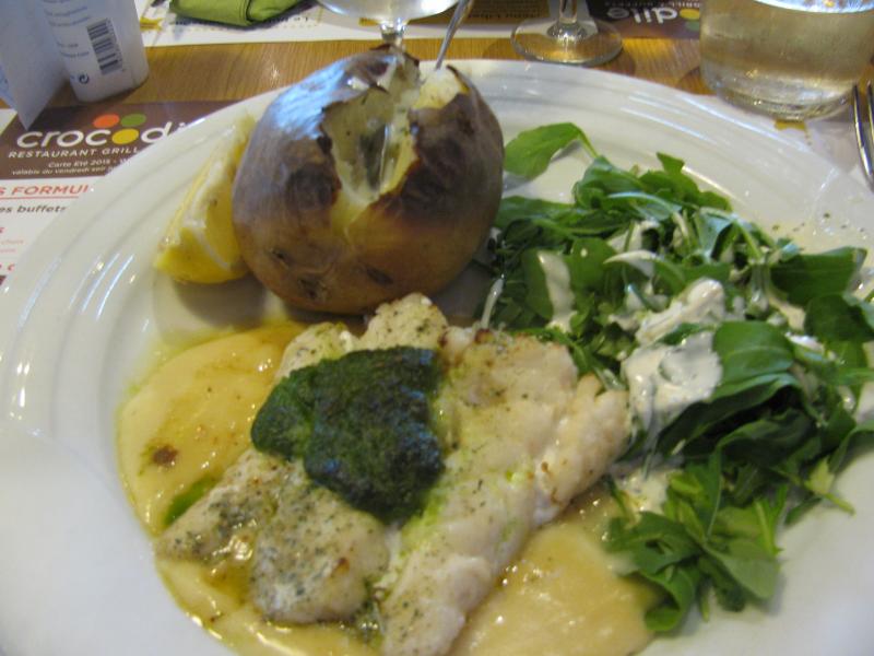 Photo d'une assiette de cabillaud, rôti/cuit au four.
