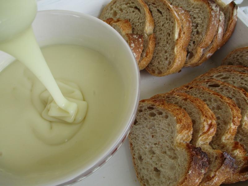 Photo d'un bol de cancoillotte (spécialité fromagère fondue).