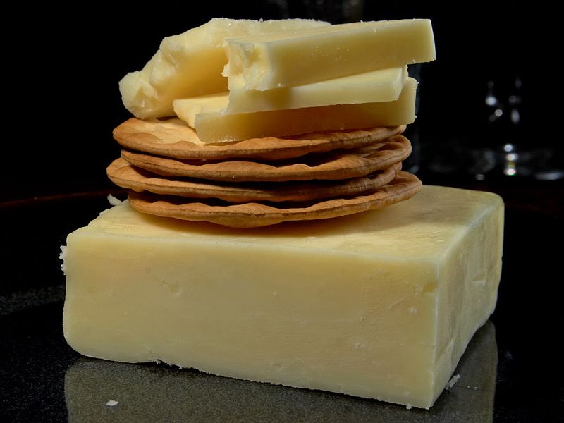 Photo d'un morceau de cheddar accompagné de biscuits sales