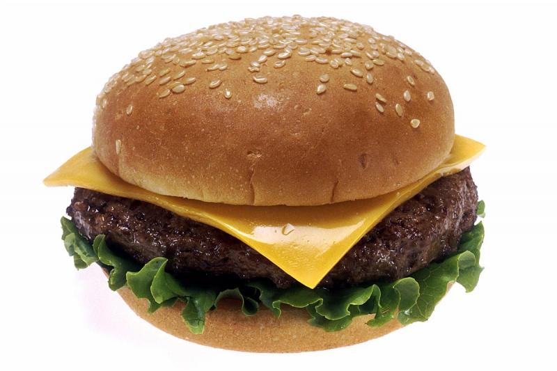 Cheeseburger, provenant de fast food.