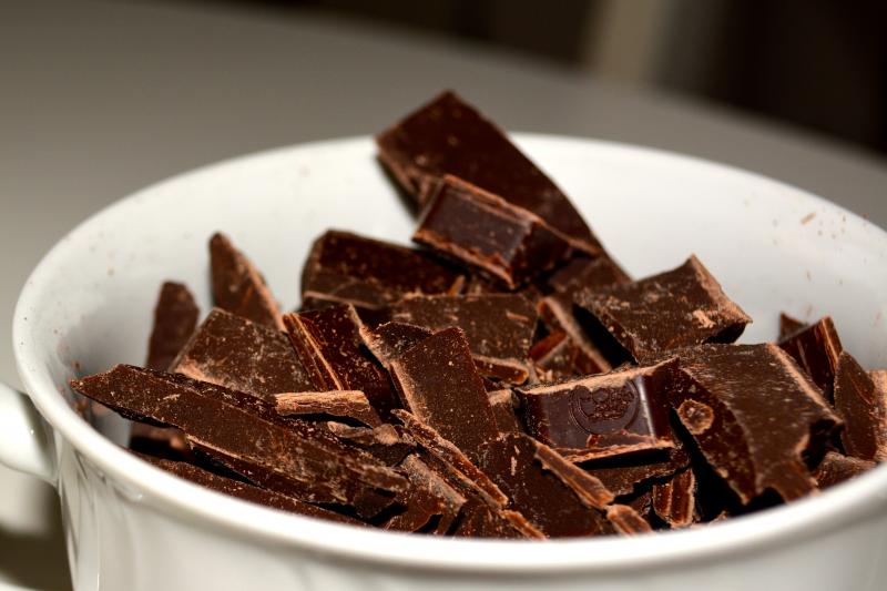 Photo de chocolat noir à 40% de cacao minimum, à pâtisser ou à croquer, tablette.