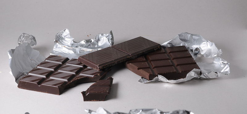Photo de chocolat noir à 70% cacao minimum, extra, dégustation, tablette