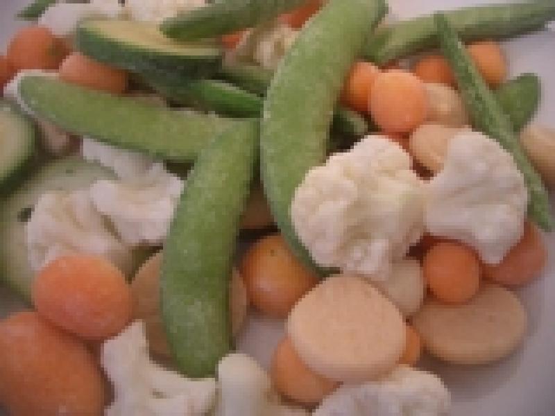 Chou-fleur et haricots et carottes surgelés, crus.