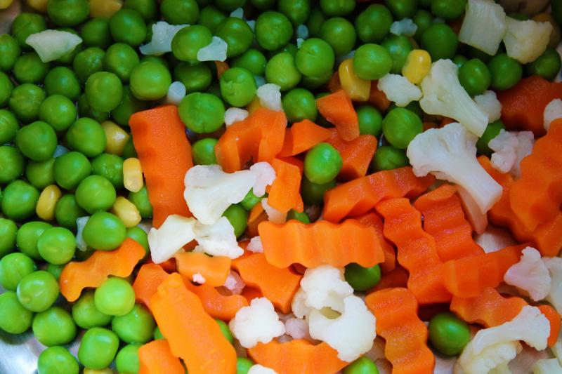 Photo de chou-fleur et de petits pois et carottes, surgelés, cuits.