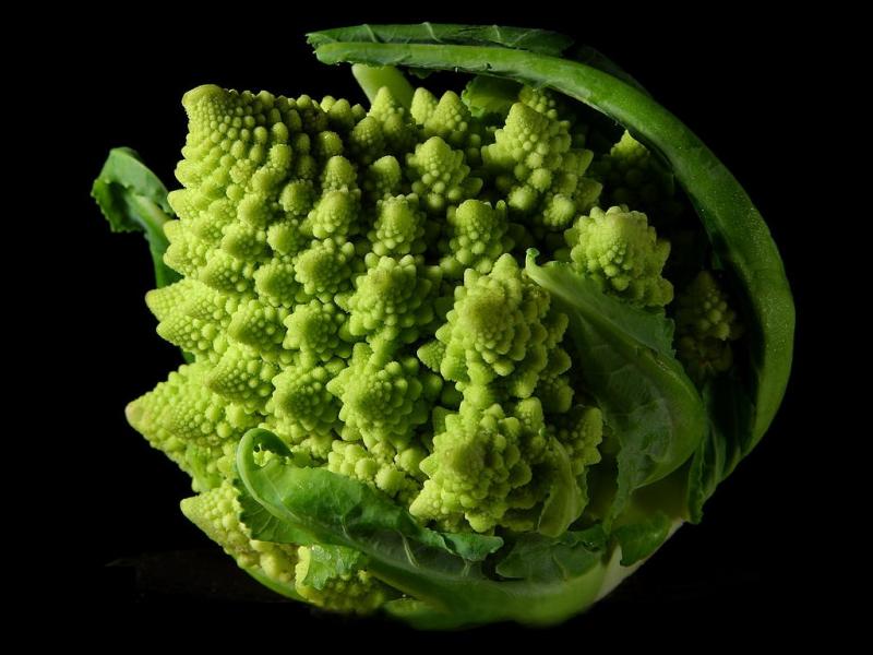 Chou romanesco ou brocoli à pomme, cru.