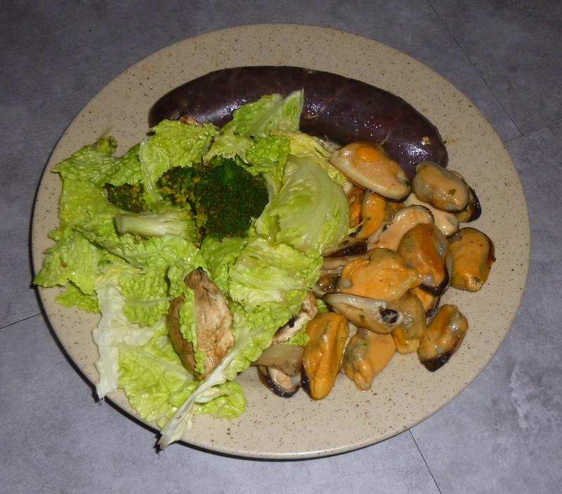 Photo d'une assiette de chou vert, accompagné de brocoli et de moules.