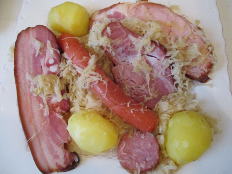 Photo d'un plat de choucroute garnie.