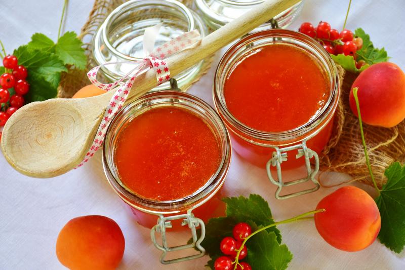 Photo de pots de confiture d'abricot (extra ou classique).