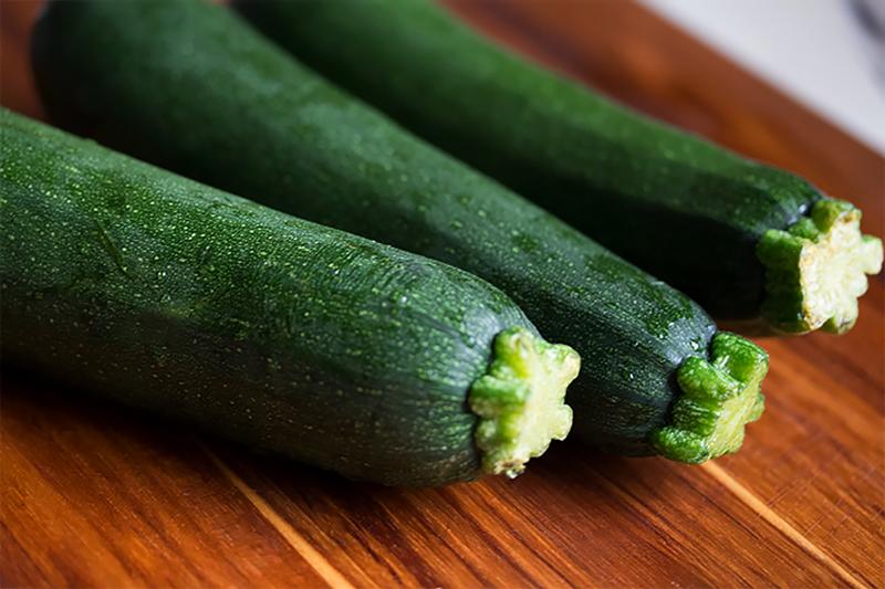 Photo de courgettes, pulpe et peau, crues.