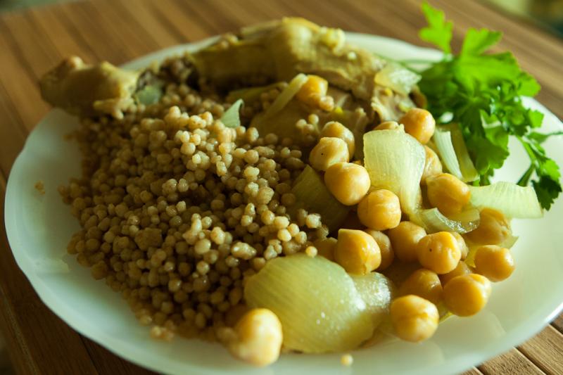 Photo d'une assiette de couscous à la viande.