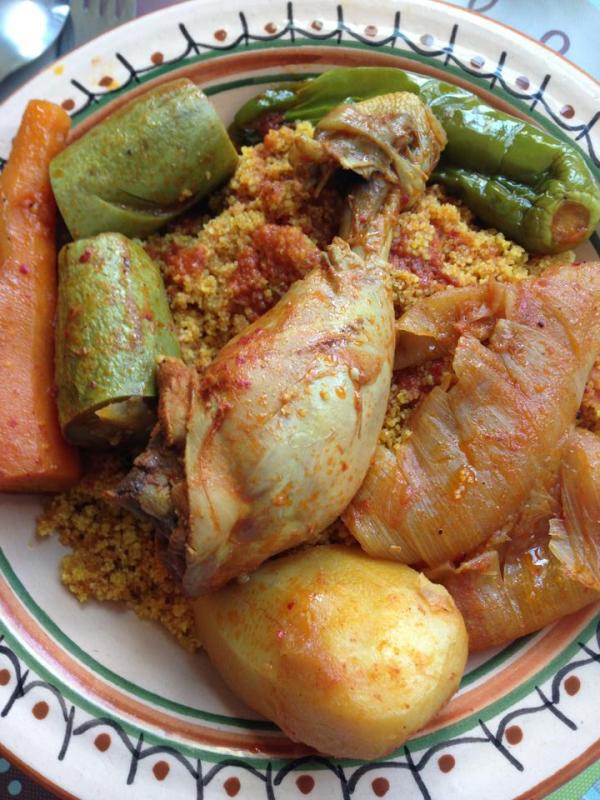 Photo d'un plat de couscous au poulet.