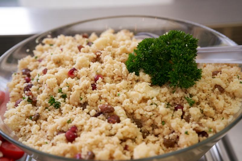 Photo d'une salade de couscous, graine cuite.