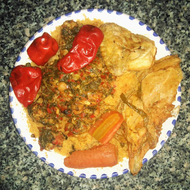 Photo d'un plat de couscous royal à la viande.