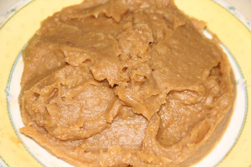 Photo d'une assiette de crème de marrons vanillée, appertisée.