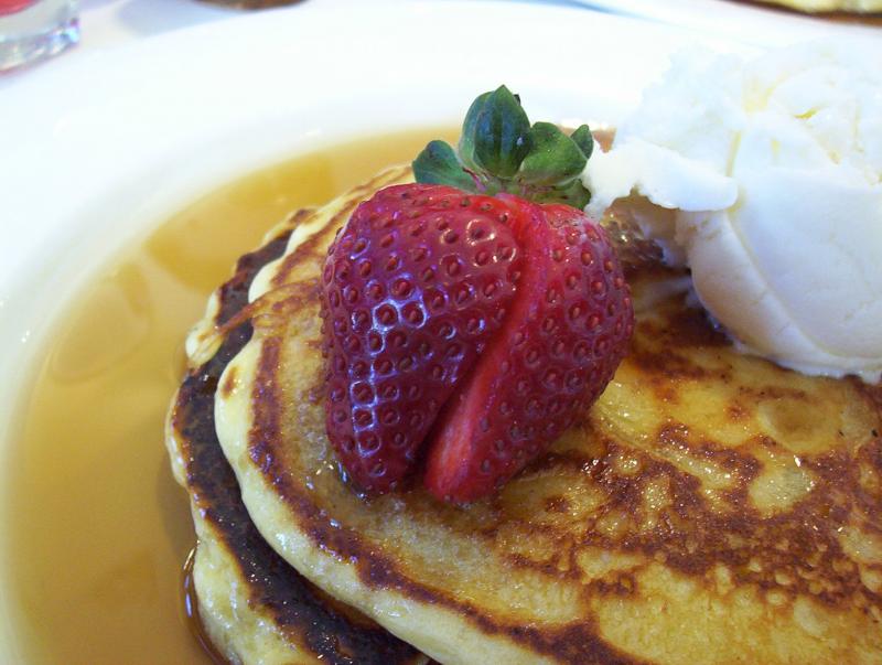 Crêpe maison, fourrée à la confiture.