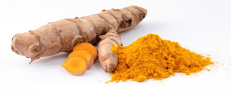 Photo de rhizome, tranches et poudre de curcuma.