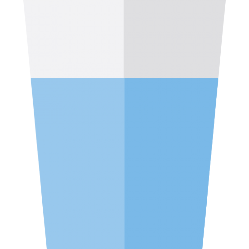 Une verre rempli d'eau minérale
