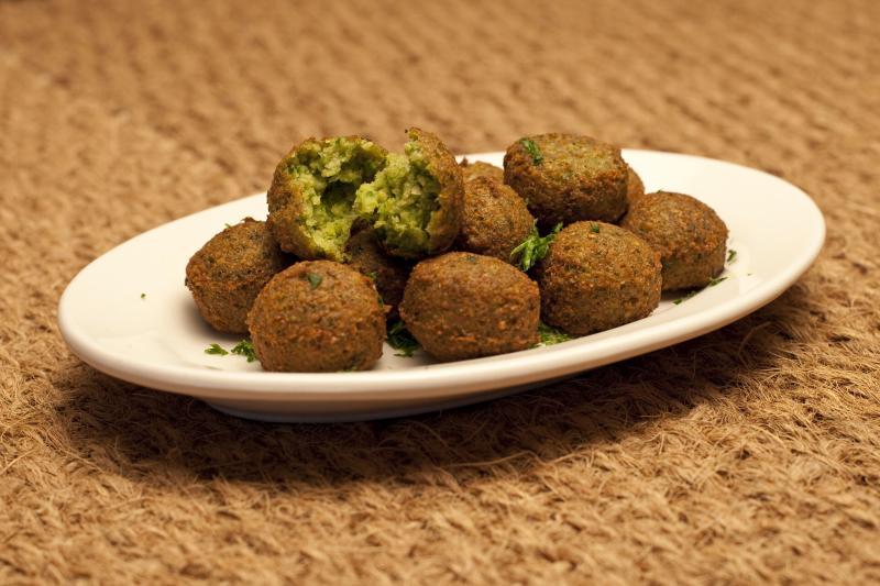 Falafel ou Boulettes de pois-chiche et/ou fèves, frites..