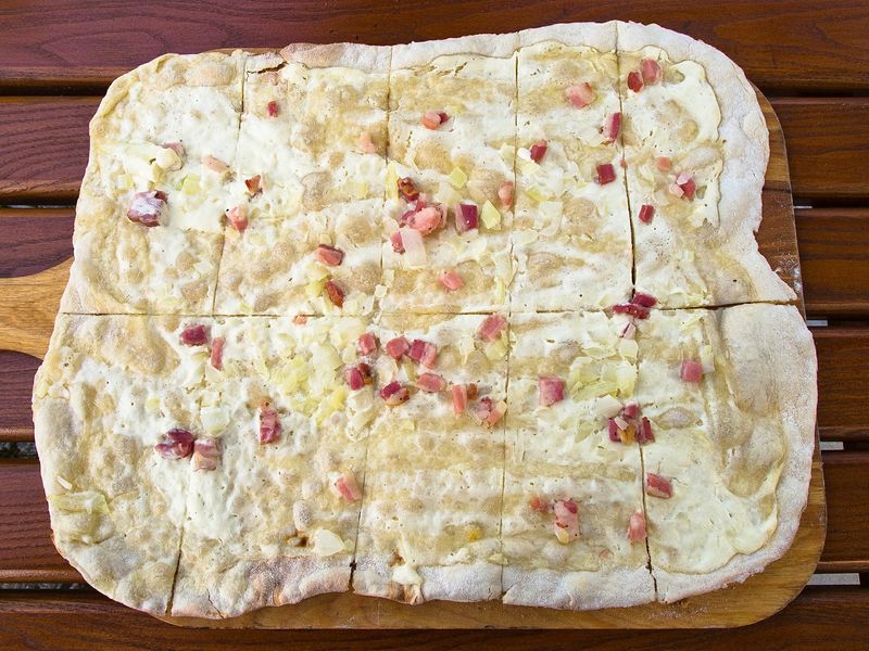 Photo de flammenkueche ou tarte flambée aux lardons