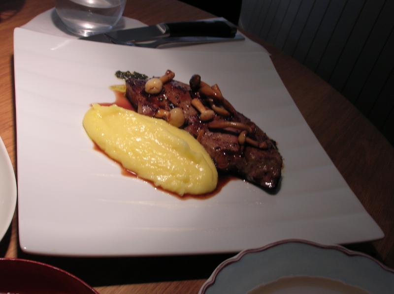 Photo d'un plat de foie de veau, cuit, accompagné de purée et de champignons.