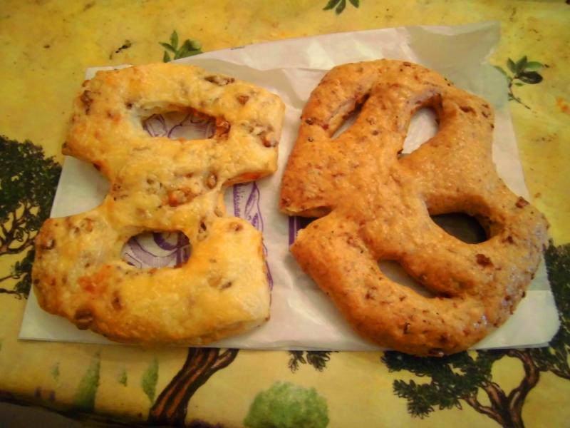 Photo de fougasses garnies au bleu et aux noix.