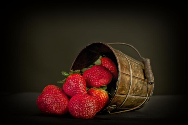 Photo d'un panier de fraises fraîches.