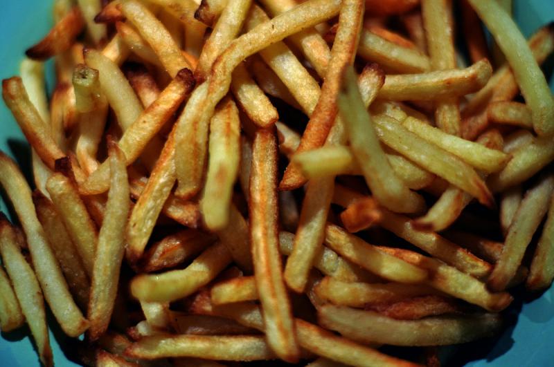 Frites de pommes de terre, surgelées, cuites en friteuse.