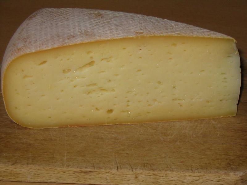 Fromage à pâte pressée cuite (aliment moyen).