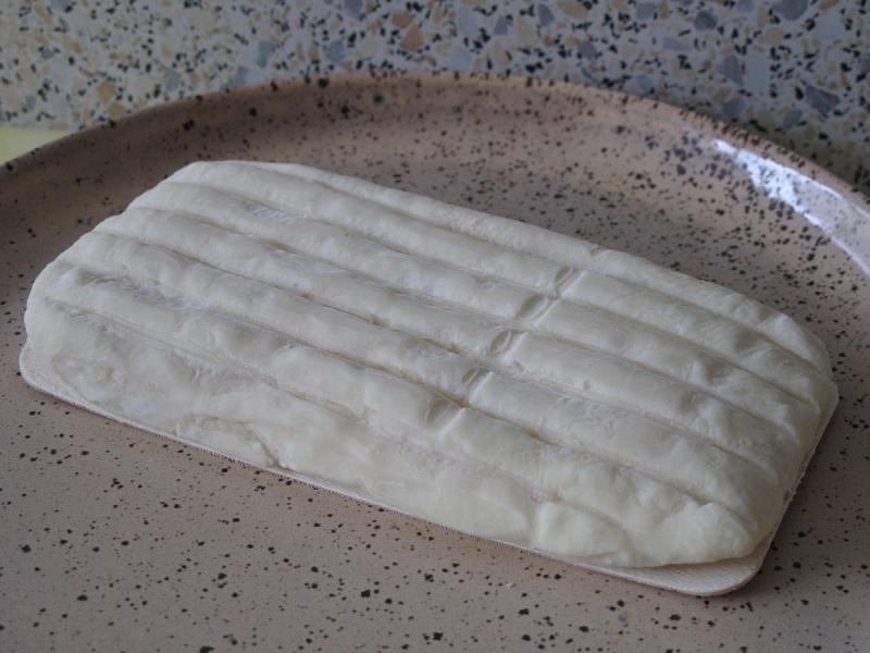 Fromage de brebis à pâte molle et croûte fleurie.